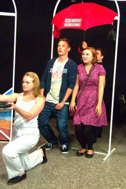 Dreaming in English: Gavin und Lena auf ihrer Bustour durch London: Mit nur wenigen Requisiten gelang den Darstellern des White Horse Theatre wieder einmal die perfekte Illusion.