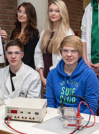 SchülerInnen mit Elektrophoresegerät