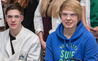 SchülerInnen mit Elektrophoresegerät