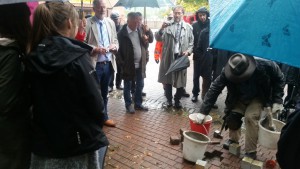 Günter Demnig bei der Verlegung der Stolpersteine an der Hauptstraße
