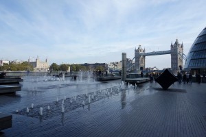 Blick auf den Tower (links) und die Tower Bridge