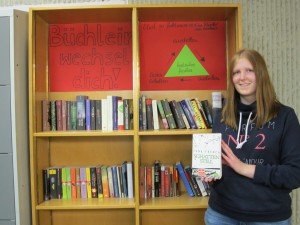 "Büchlein wechsel dich"-Regal im Oberstufentrakt