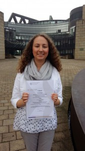 Pia Wehage vor dem Düsseldorfer Landtag. Die Urkunde wurde überreicht durch Schulministerin Sylvia Löhrmann.